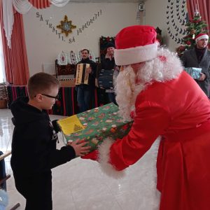 Colectivul DÎTS Briceni în cadrul acțiunii de binefacere în ajunul sărbătorilor de iarnă ,,Zâmbetul din cutie” a ajuns și în Gimnaziul ,,Victor Ciutac”.