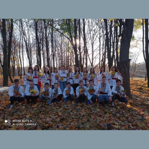 Elevii-voluntari din Gimnaziului „Victor Ciutac” au plantat crizanteme în grădina școlii