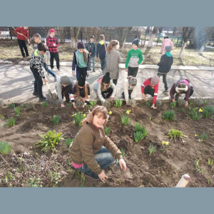 Activități de salubrizare și de plantare în cadrul lunarului ecologic