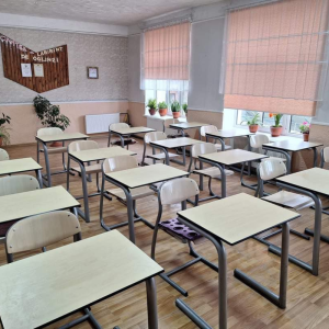 Donație a 50 de seturi de bănci pentru elevii treptei gimnaziale